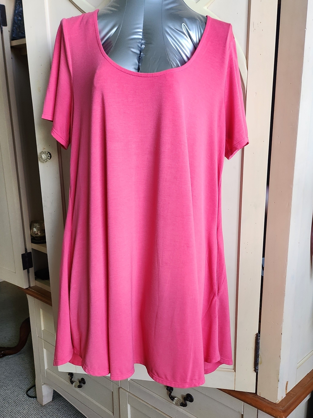 Plus-Size Scoop Neck Swing Tunic in Bright Pink